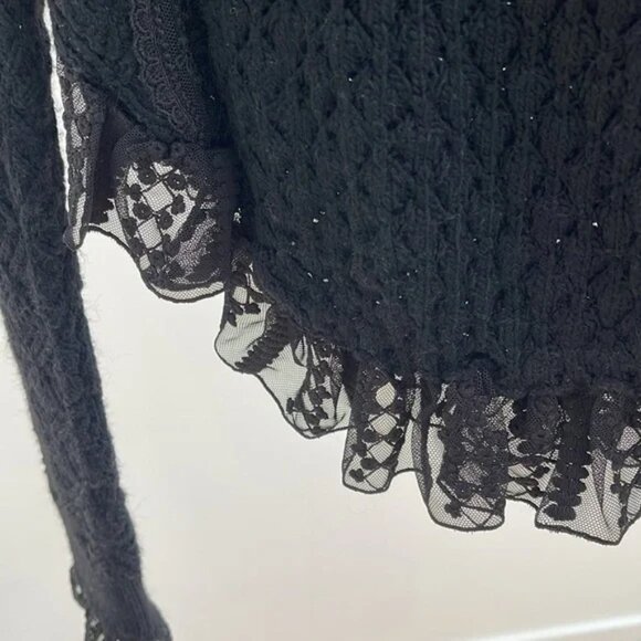 Chic black mock neck cropped sweater - Picture 4 of 5